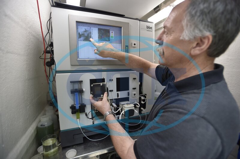 RNDr. Přemysl Soldán Ph.D. z VÚV představuje toximetr bbe DaphTox, jeho měřící celu a vyhodnocovací kamerový systém.